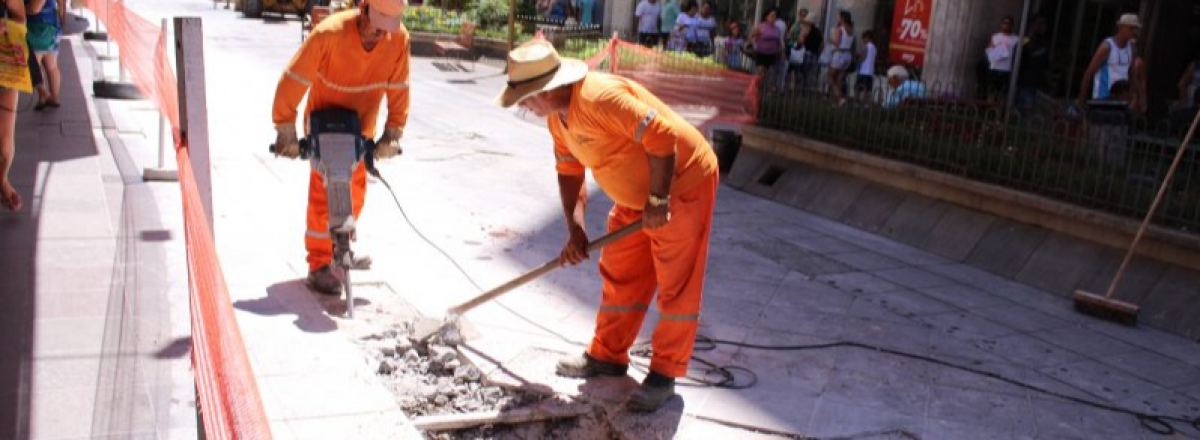 Prefeitura trabalha para consertar vazamento na rede coletora pluvial do Calçadão
