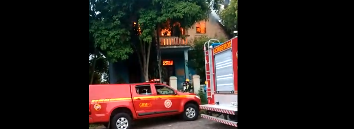 Vídeo: incêndio destrói sede do Lar Vila das Flores em Santa Maria
