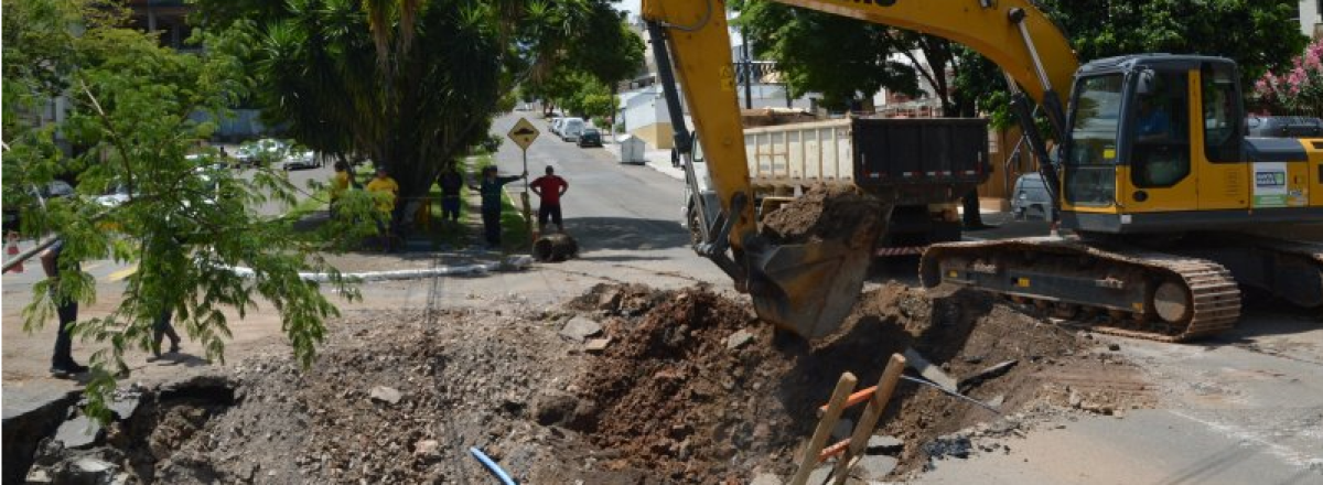 Prefeitura e Corsan começam conserto de buraco na Borges de Medeiros