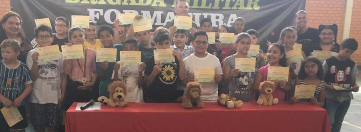 Programa  de Resistência às Drogas e à Violência forma 100 crianças em Santa Maria