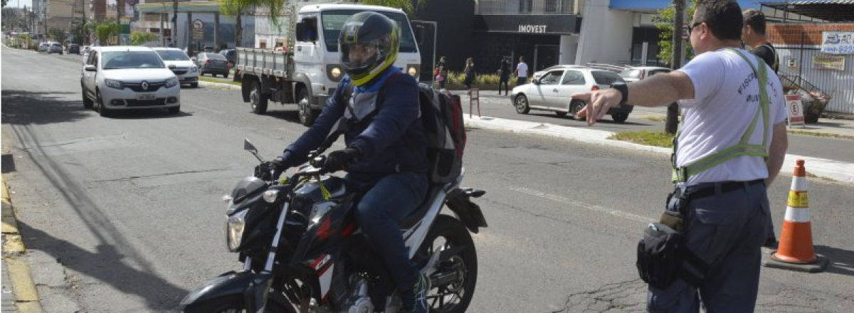 Blitz educativa para conscientizar motociclistas é realizada na Avenida Dores