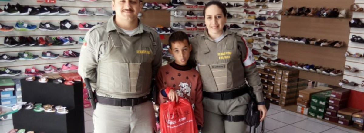 Policiais militares dão presente a criança carente em Santa Maria