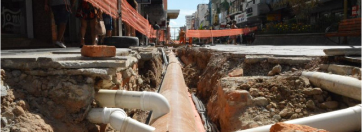 Instalação do novo sistema coletor de águas pluviais no Calçadão deve ser concluída até domingo