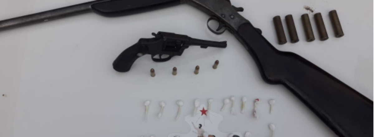Jovem é presa com armas de fogo e 17 buchas de cocaína em Santa Maria