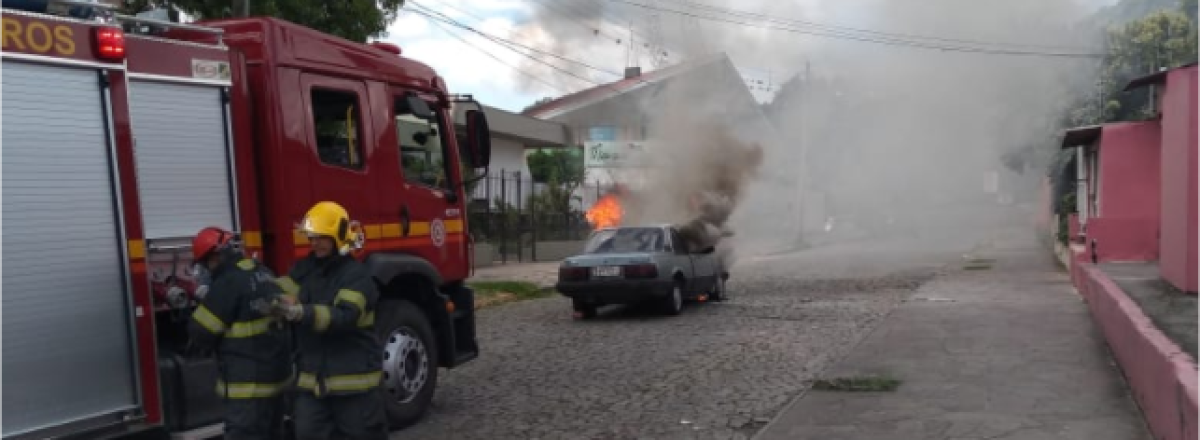 Veículo pega fogo após pane elétrica em Santa Maria