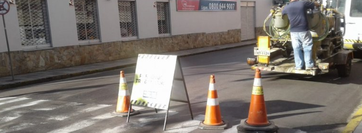 Prefeitura trabalha na sinalização de ruas centrais neste domingo em Santa Maria