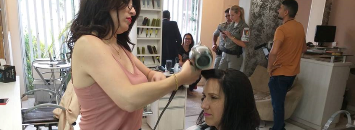 Policiais militares cortam cabelos para ajudar pacientes com câncer em Santa Maria