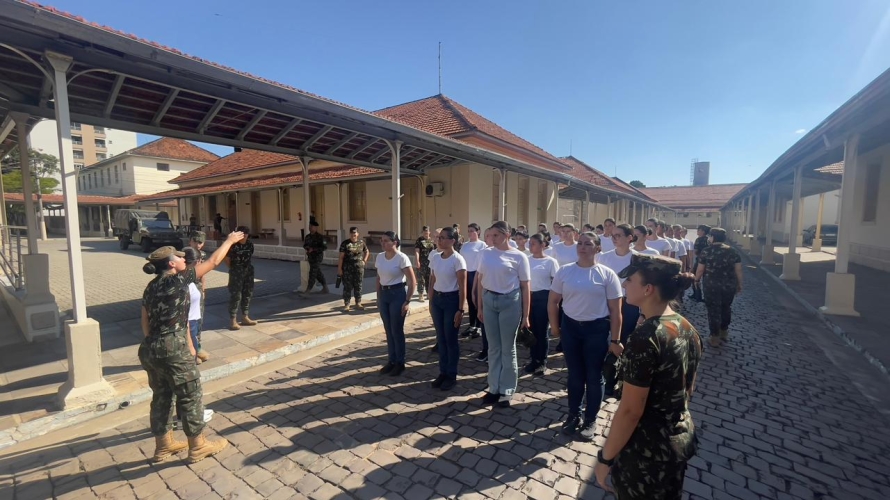 Mulheres se apresentam para o Serviço Militar Inicial  em Santa Maria