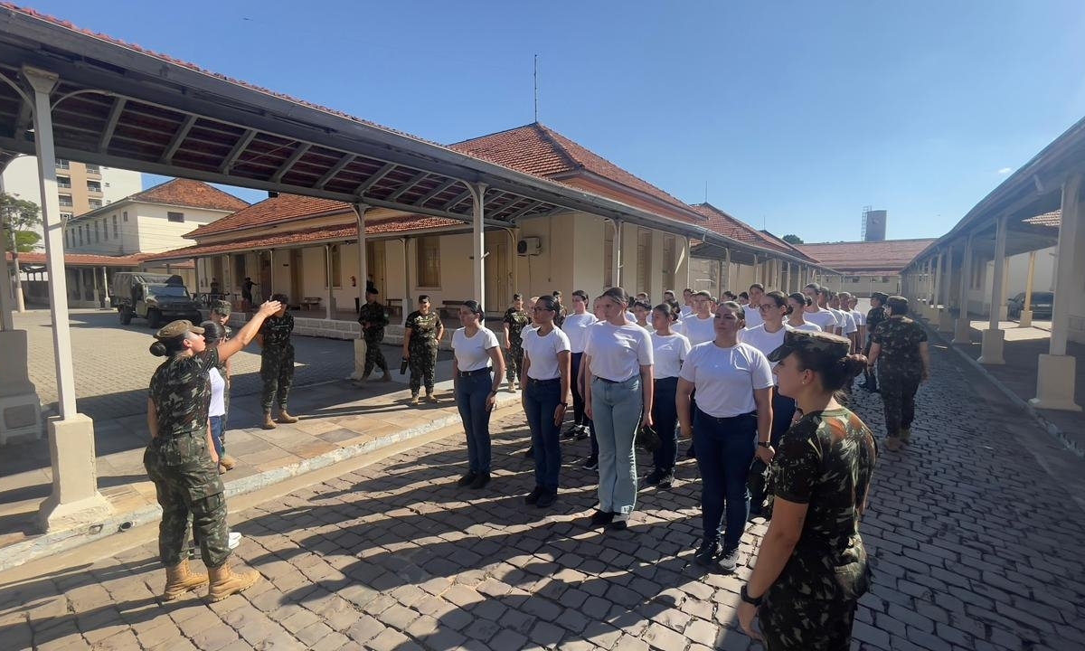 Mulheres se apresentam para o Serviço Militar Inicial  em Santa Maria