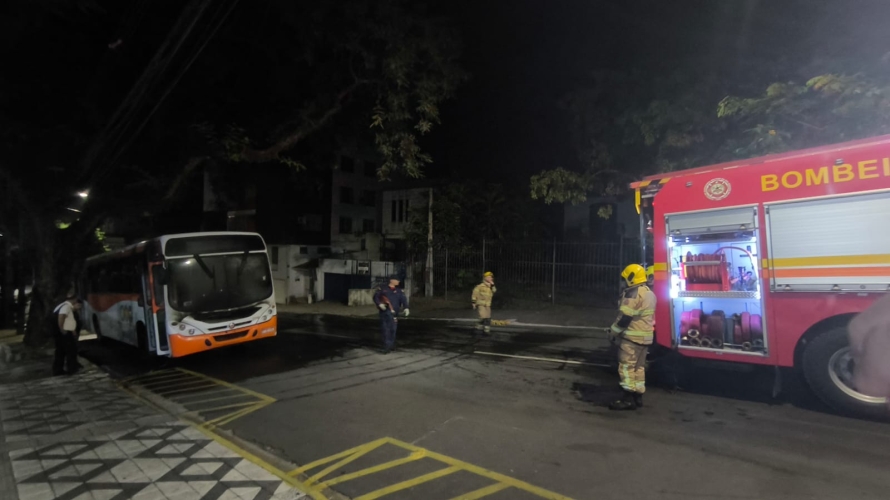 Ônibus do transporte coletivo pega fogo no Centro de Santa Maria