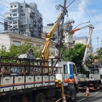 Carro bate em poste e provoca falta de energia no Centro de Santa Maria