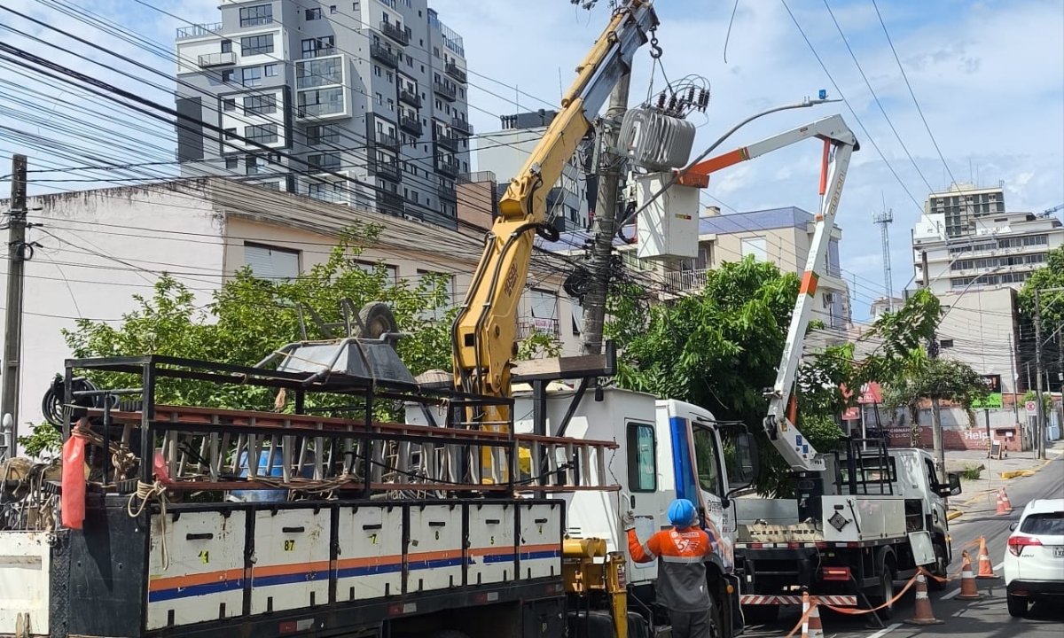 Carro bate em poste e provoca falta de energia no Centro de Santa Maria
