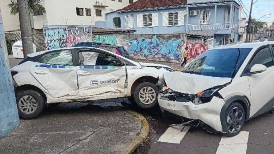 Carro da Corsan Aegea se envolve em acidente no Centro de Santa Maria