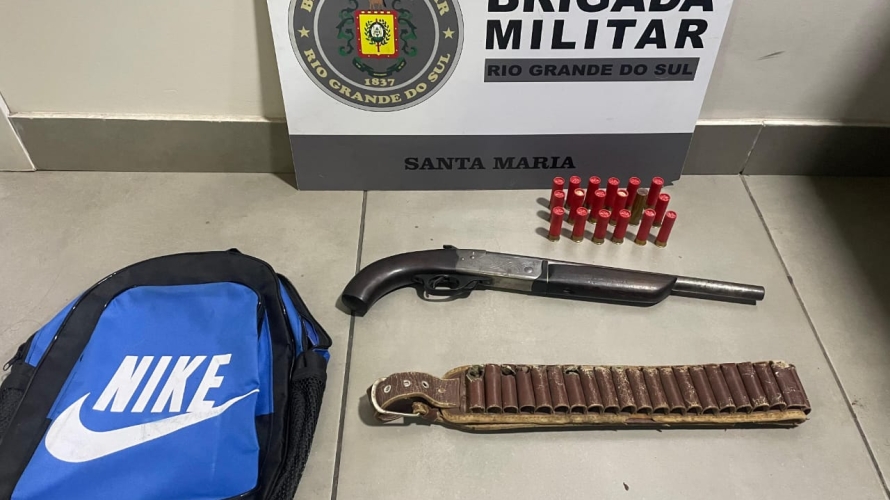 Homem é preso com espingarda e munições no bairro Caturrita