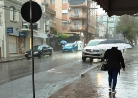 Chuvas provocam alagamentos, destelhamentos e suspendem aulas em Santa Maria