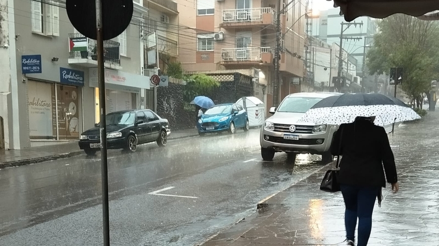 Chuvas provocam alagamentos, destelhamentos e suspendem aulas em Santa Maria