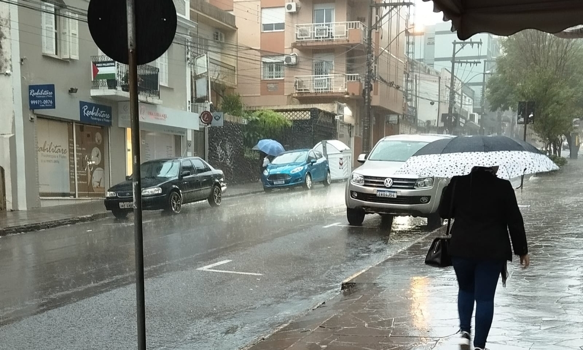 Chuvas provocam alagamentos, destelhamentos e suspendem aulas em Santa Maria