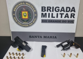 Dupla é presa porte ilegal de arma de fogo de uso restrito em Santa Maria