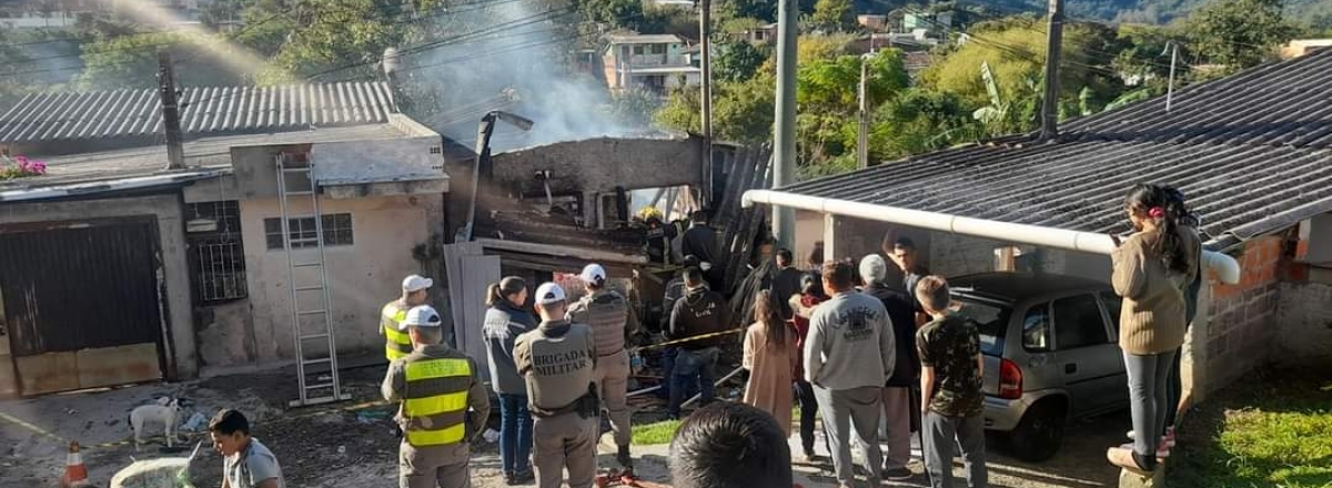 Casa pega fogo e homem morre carbonizado em Santa Maria