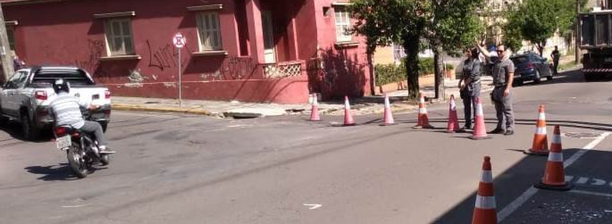 Trânsito é bloqueado em trecho da Rua André Marques para obra de drenagem