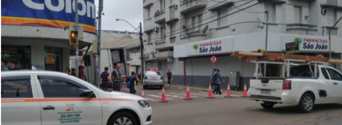 Trânsito na Astrogildo de Azevedo, esquina com Acampamento, é bloqueado