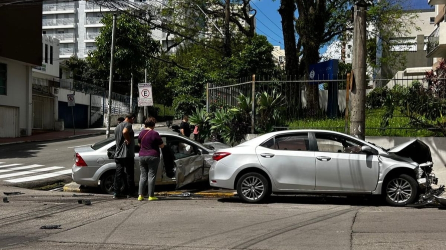 Colisão entre dois carros deixa duas pessoas feridas em Santa Maria