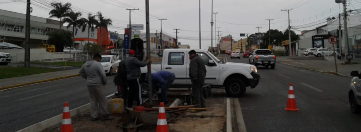 Prefeitura começa a instalar semáforo na Avenida Hélvio Basso