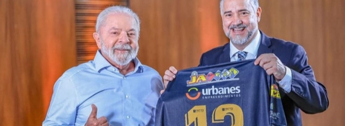 Presidente Lula ganha camiseta do Inter-SM de presente