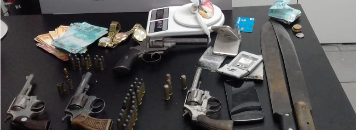 Cinco são presos com armas de fogo, dinheiro falso e carro roubado em Santa Maria
