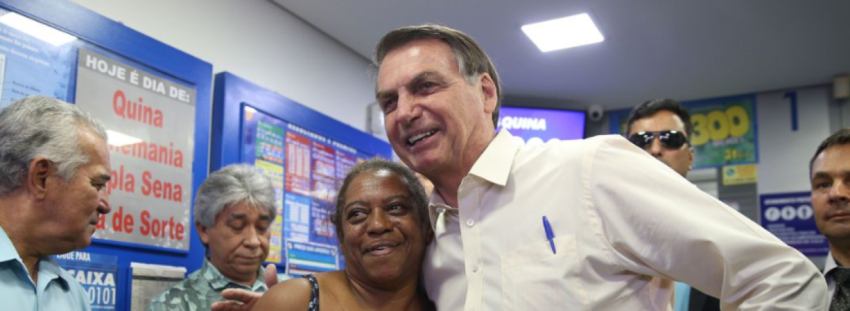 Bolsonaro vai a lotérica apostar na Mega da Virada