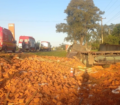 Motorista morre após capotar caminhão carregado com tijolos em Restinga Sêca