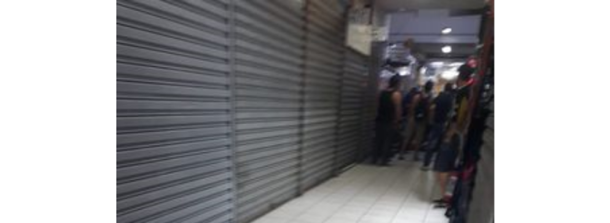 Homem despenca do terceiro andar e cai em banca do Shopping Independência