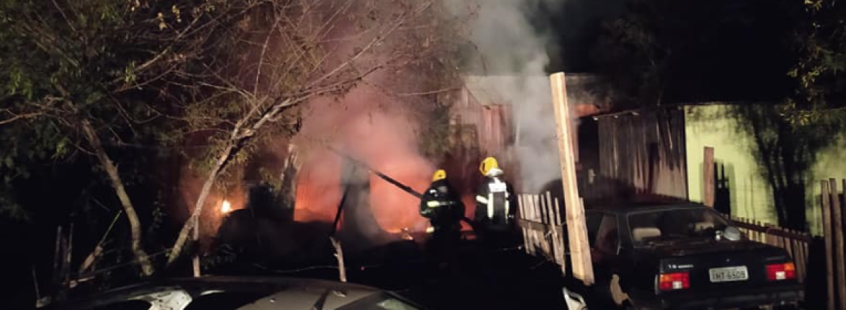 Incêndio destrói duas casas e um carro em Santa Maria