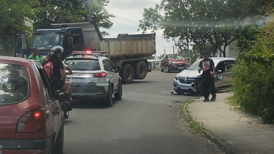 Carro de passeio e caminhão colidem na Rua José Barin