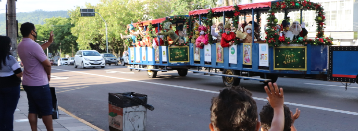 Trenzino de Natal e Papai Noel encantam crianças ao percorrer ruas de Santa Maria