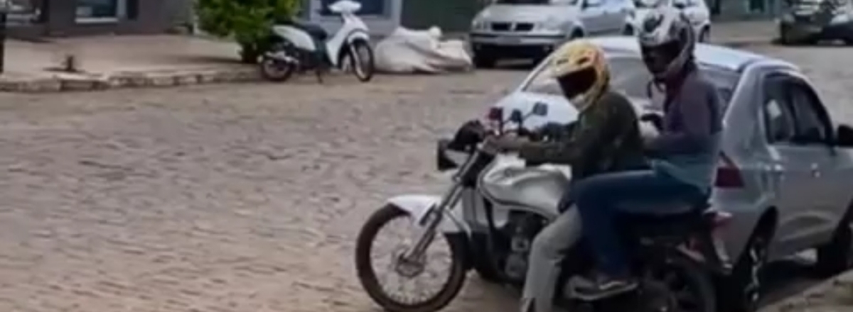 Bandidos assaltam loja, moto falha e dupla foge empurrando veículo em São Sepé