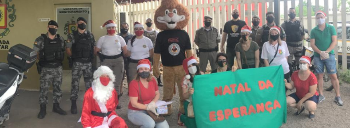 Brigada Militar entrega presentes de Natal para crianças em Santa Maria