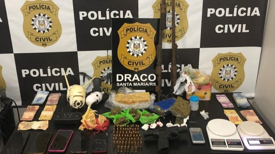 Polícia prende quatro pessoas em ação de combate ao tráfico de drogas em Santa Maria