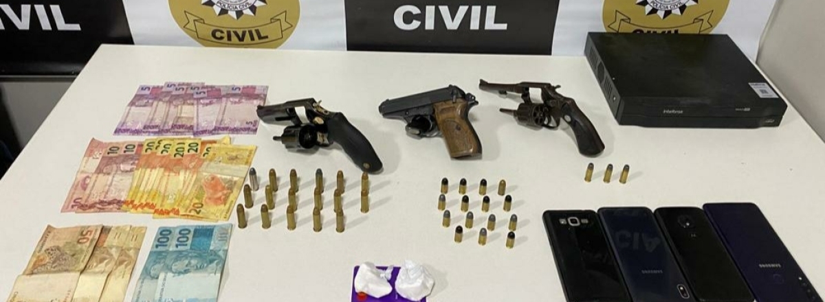 Jovem é preso com três armas de fogo, munições e droga em Santa Maria