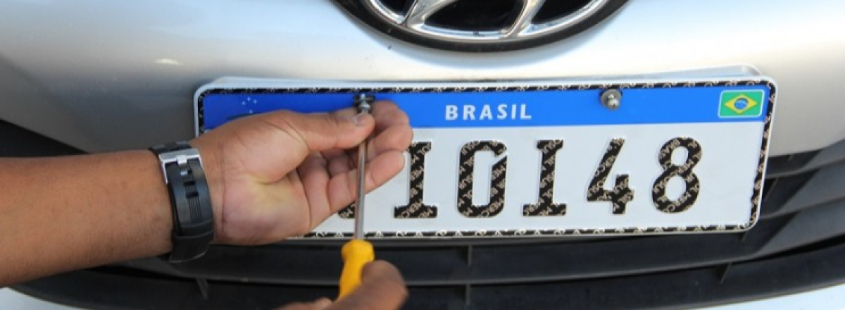 Troca da placa de veículo para padrão Mercosul deixa de ser exigida em transferência dentro de um mesmo município