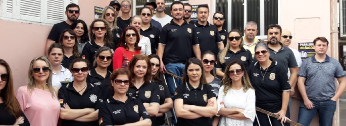 Policiais Civis realizam manifestação contra salários atrasados em Santa Maria