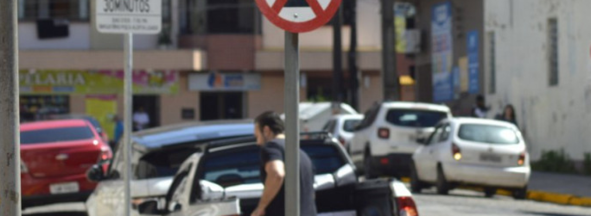 Após estacionamento na Av. Dores ser proibido, novas vagas são criadas na Rua Padre Caetano