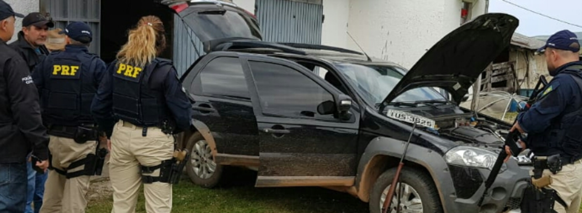 PRF recupera carro roubado após troca de tiros com bandidos em Caçapava do Sul