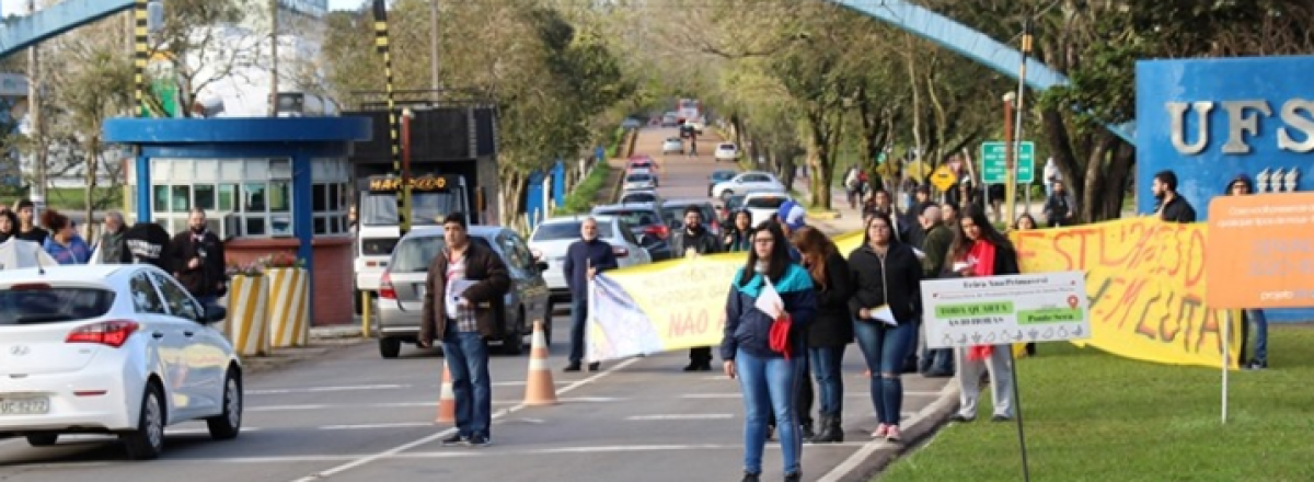 Estudantes e professores realizam manifestação na entrada da UFSM