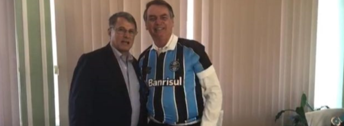 Presidente Bolsonaro recebe camisa do Grêmio
