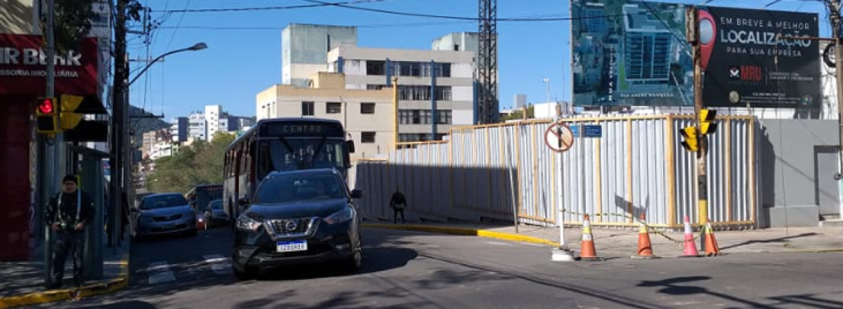Em função da obra na Rua Riachuelo trânsito é alterado na Venâncio Aires