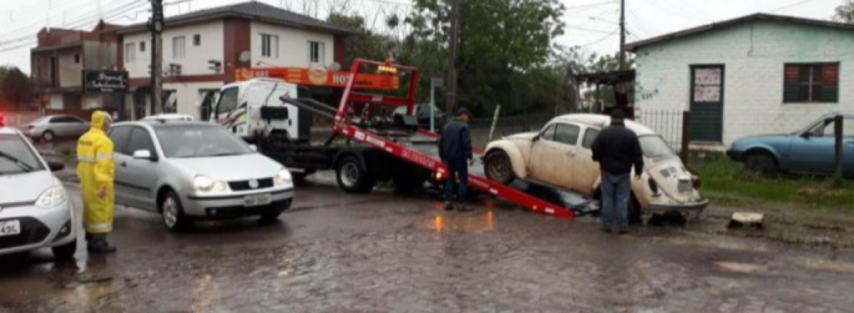 Prefeitura notifica proprietários e retira veículos abandonados nas ruas de Santa Maria