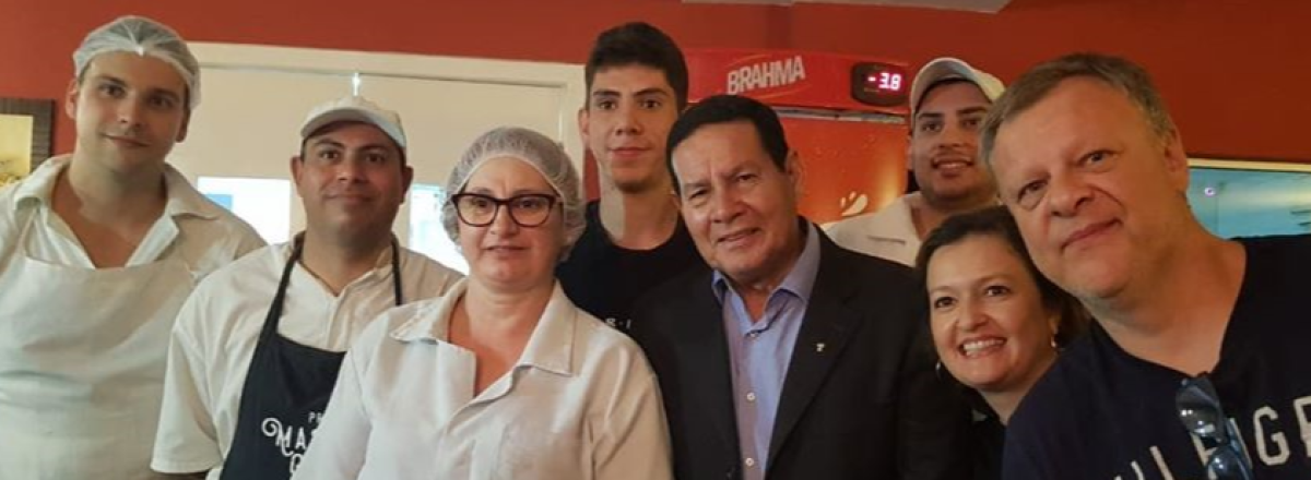 Vice-presidente Mourão e esposa jantam na pizzaria Nella Pietra em Santa Maria