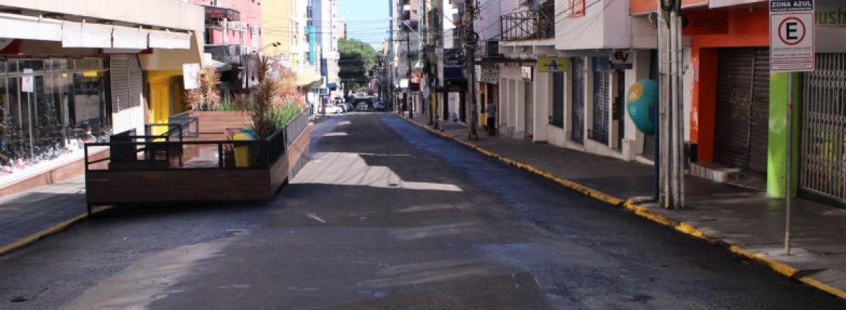 Prefeitura desfaz pintura e retira floreiras da 2ª quadra da Bozano