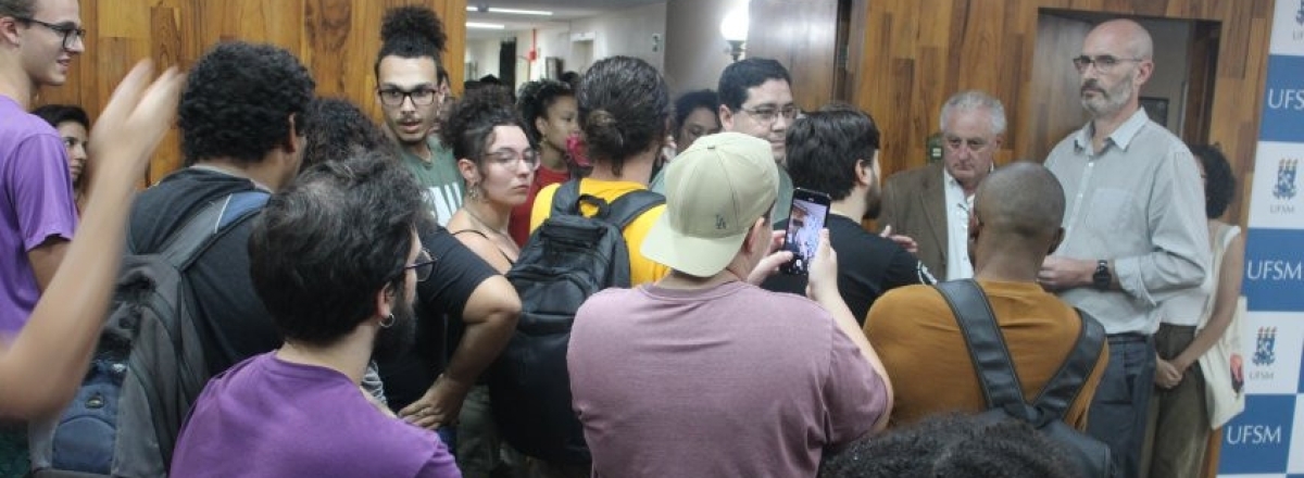 Reitor da UFSM deixa seu gabinete sob escolta depois de manifestação do DCE